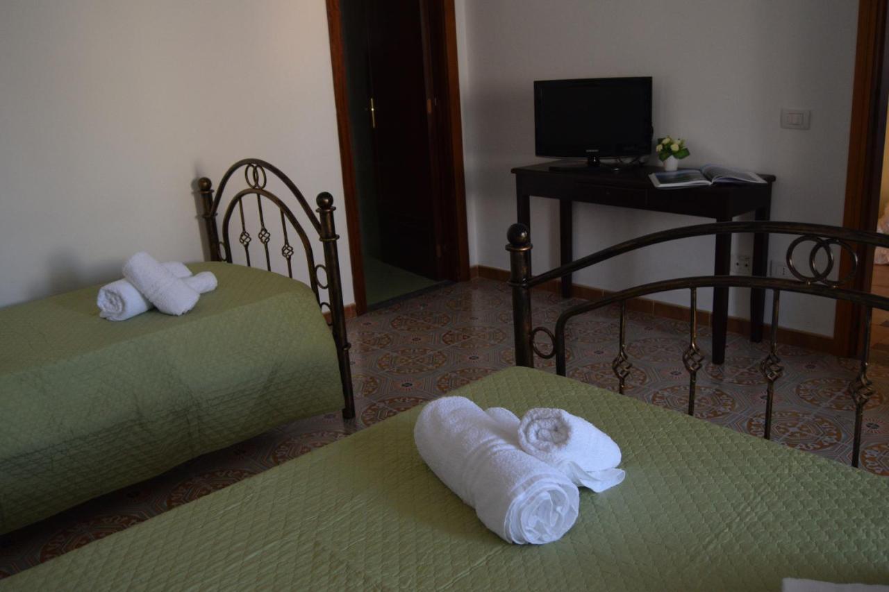 Su Fassoi Cabras Bed & Breakfast ภายนอก รูปภาพ