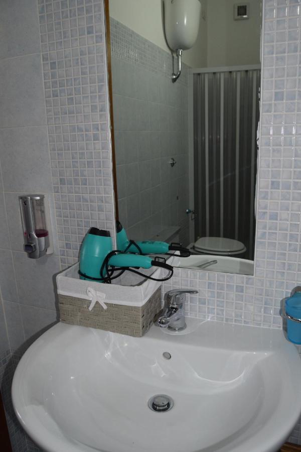 Su Fassoi Cabras Bed & Breakfast ภายนอก รูปภาพ