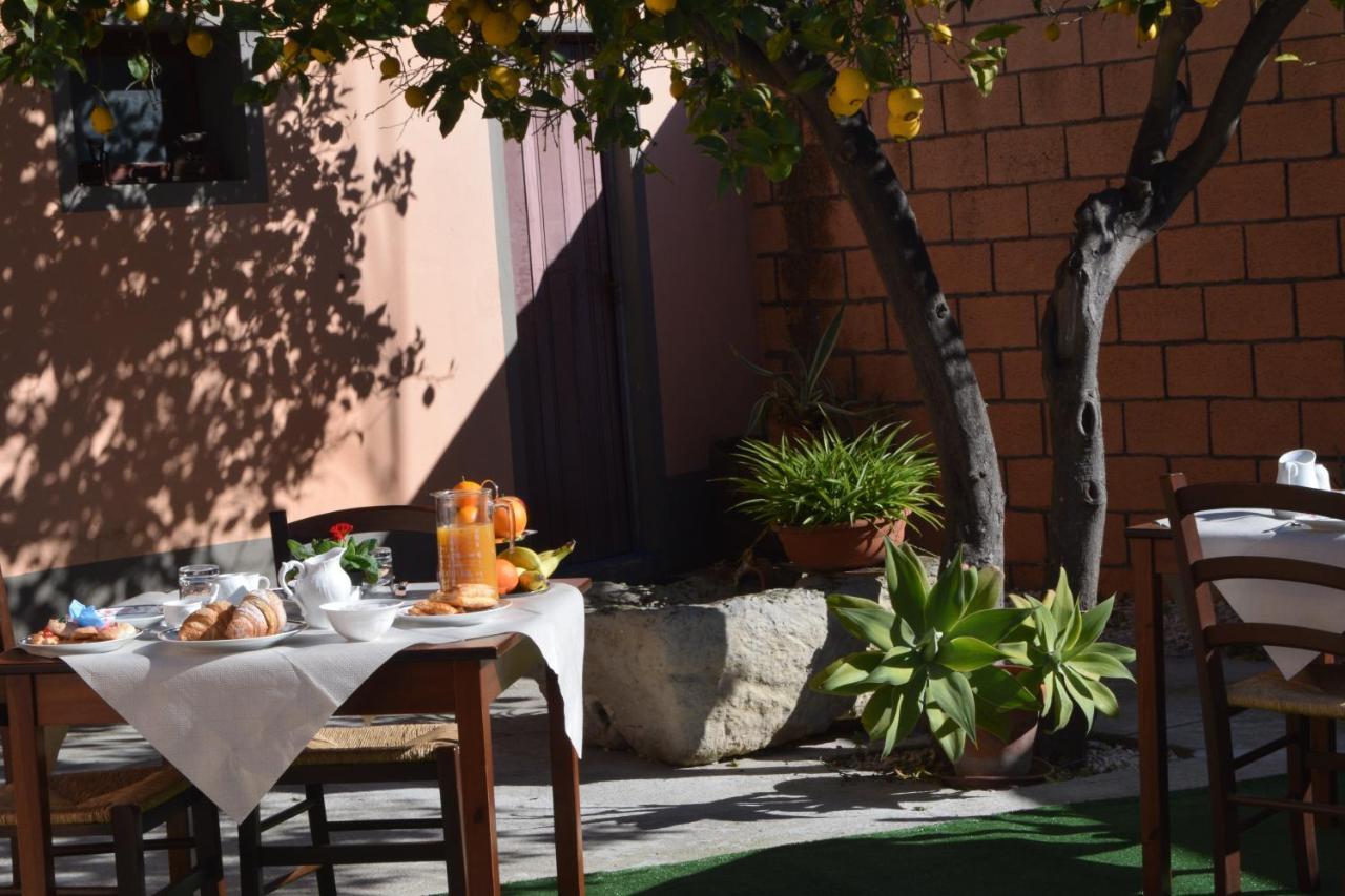 Su Fassoi Cabras Bed & Breakfast ภายนอก รูปภาพ